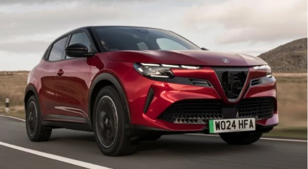 Плюсове: Впечатляваща динамика на шофиране, елегантна кабина, добър обхват

Минуси: По-твърдо возене от конкурентите, споделено разпределително устройство Stellantis, липса на място за съхранение във вътрешността

SUV-овете на Alfa Romeo са склонни да разстройват някои от заклетите фенове на марката, но Junior е харесван автомобил от тях. Въпреки че тази италианска марка не е точно синоним на разумни автомобили, Junior все пак се справя доста добре с ежедневните задачи. Багажникът варира от 400 литра при модела Elettrica EV до 415 литра при хибрида Ibrida. Напълно достатъчни за седмичното пазаруване. 

За съжаление, мястото, където тази Alfa съживява спомени за минали спортни автомобили, е на задните седалки. Всеки пътник, който е висок поне около 180 см, бързо ще се забележи липсата на място за краката. Децата би трябвало да са ОК, макар че може да им стане малко скучно, тъй като на задните седалки няма абсолютно никакви екстри, дори поставки за чаши.

За щастие, Alfa не е забравила да украси зоната около предните седалки с различни аксесоари. Всъщност, именно тук Junior започва да блести, тъй като успява да се усеща много различно и спортно. Нищо че е разположен на широко използваната CMP платформа на Stellantis. Има червено-черна цветова схема навсякъде, арматурното табло е насочено под ъгъл към водача, а кръглите вентилационни отвори са с фино осветени лога. Всички контроли и информационно-развлекателната система са достатъчно лесни за разбиране. 

Естествено, като всяка Alfa Romeo - Junior е доста приятен зад волана, въпреки че компромисът е доста твърдо возене. Тези, които наистина искат да се пораздвижат, ще се зарадват на Junior Veloce. Иначе всички версии ще ускоряват от 0 до 100 км/ч за по-малко от девет секунди. 

Воланът е добре балансиран и се усеща много прецизен при използване по време на тестовете. Тъй като всички версии предлагат пробег от над 320 километра в комбиниран цикъл на WLTP, Junior би трябвало да се окаже доста лесен за работа в ежедневието. 